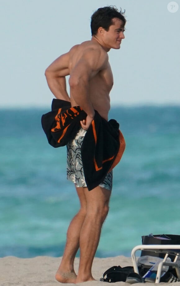 Le mannequin Pietro Boselli se relaxe sur la plage de Miami avec sa petite amie. Le 7 décembre 2018.