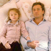 "The Holiday" : La fille de Jude Law dans le film culte a bien changé...