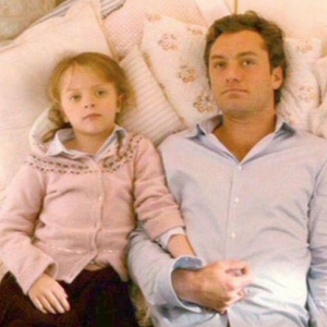 Jude Law et Miffy Englefield dans The Holiday.