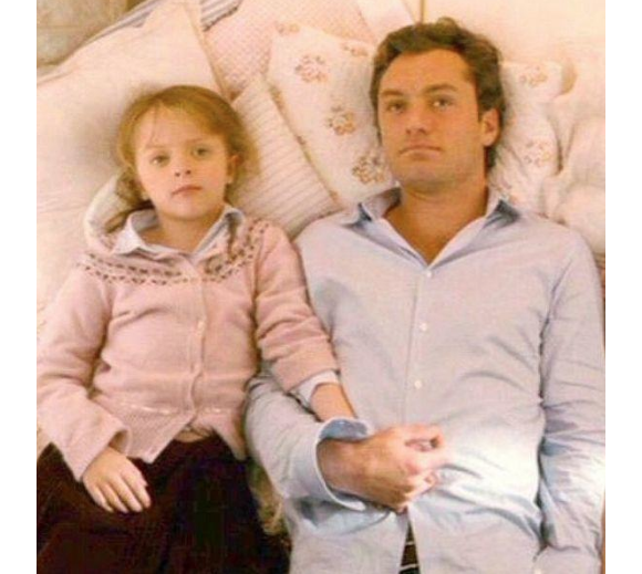 Jude Law et Miffy Englefield dans The Holiday.