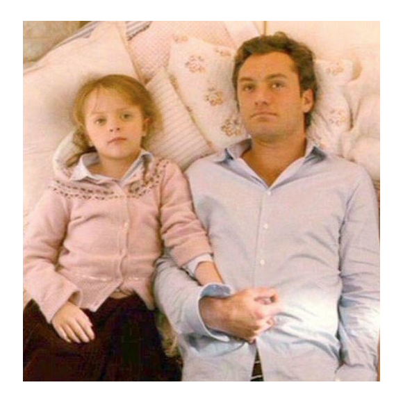 Jude Law et Miffy Englefield dans The Holiday.