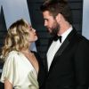 Miley Cyrus et son compagnon Liam Hemsworth à la soirée Vanity Fair Oscar au Wallis Annenberg Center à Beverly Hills, le 4 mars 2018