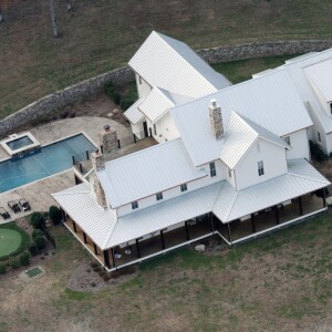 Exclusif - Vue aérienne de la nouvelle maison de Miley Cyrus et Liam Hemsworth à Nashville. Une demeure de 5,8 millions de dollars dotée de 5 chambres. Le 14 décembre 2017