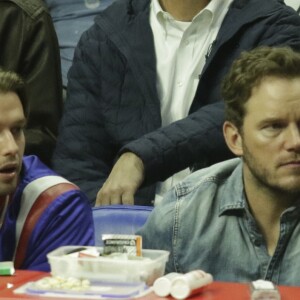 Chris Pratt et Patrick Schwarzenegger assistent à un match de basketball opposant les Los Angeles Clippers aux The Toronto Raptors au Staples Center à Los Angeles, Californie, Etats-Unis, le 11 décembre 2018.