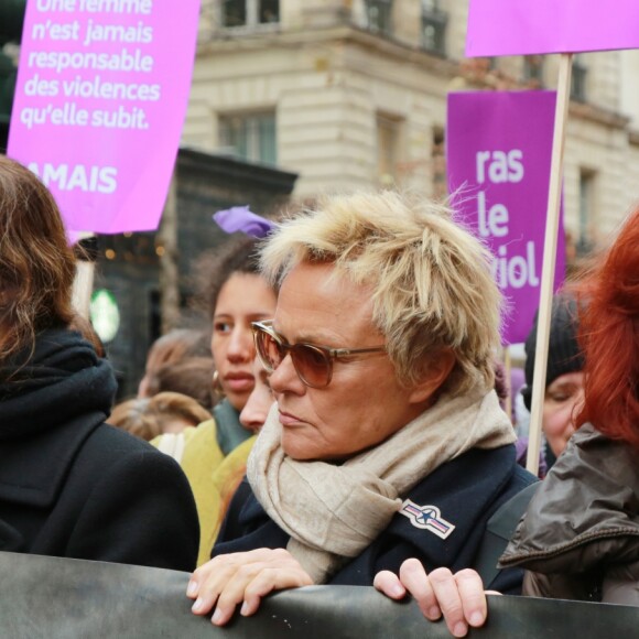 Anna Mouglalis, Muriel Robin, Eva Darlan - Manifestation du mouvement NousToutes contre les violences sexistes et sexuelles à Paris, au départ de la place de l'Opéra jusqu'à la place de la République. Le 24 novembre 2018 © Céline Bonnarde / Bestimage