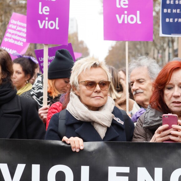 Muriel Robin lors de la manifestation organisée contre les violences faites aux femmes dans le quartier de l'Opéra à Paris, le 24 novembre 2018. © CVS/Bestimage