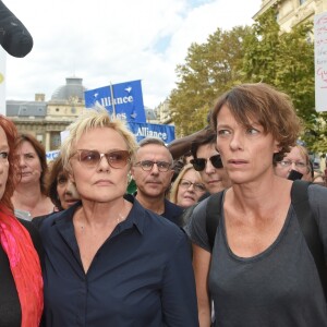 Eva Darlan, Muriel Robin et sa compagne Anne Le Nen - Grand rassemblement contre les violences faites aux femmes à l'appel de Muriel Robin au Palais de Justice de Paris, le samedi 6 octobre 2018. © Coadic Guirec / Bestimage