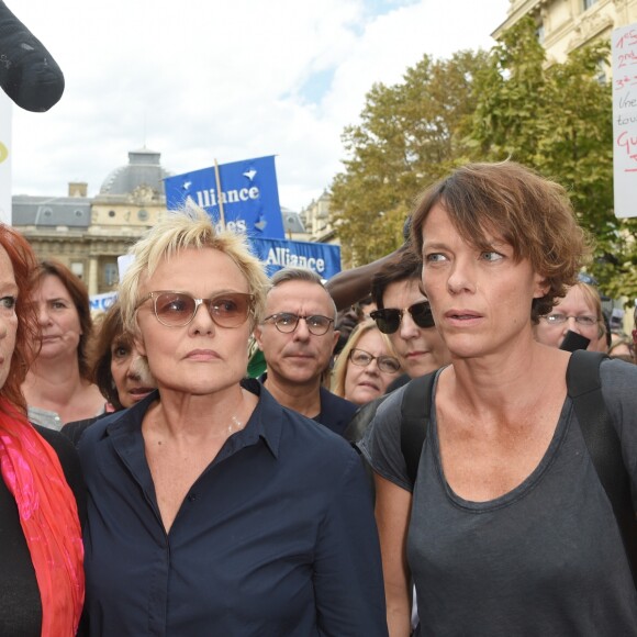 Eva Darlan, Muriel Robin et sa compagne Anne Le Nen - Grand rassemblement contre les violences faites aux femmes à l'appel de Muriel Robin au Palais de Justice de Paris, le samedi 6 octobre 2018. © Coadic Guirec / Bestimage