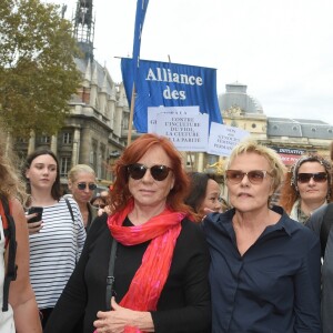 Eva Darlan, Muriel Robin et sa compagne Anne Le Nen - Grand rassemblement contre les violences faites aux femmes à l'appel de Muriel Robin au Palais de Justice de Paris, le samedi 6 octobre 2018. © Coadic Guirec / Bestimage