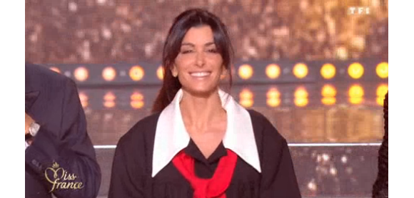 Jenifer, membre du jury 100% féminin de "Miss France 2019", s'est dévoilée en robe noire à maxi col blanc et noeud rouge lors de la cérémonie durant laquelle Vaimalama Chaves (Miss Tahiti) a succédé à Maëva Coucke, le 15 décembre 2018 sur tF1.