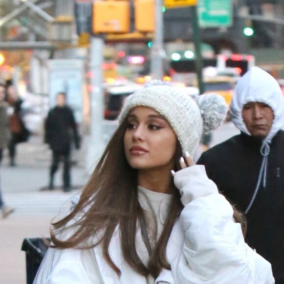 Ariana Grande se promène à New York, le 7 décembre 2018.