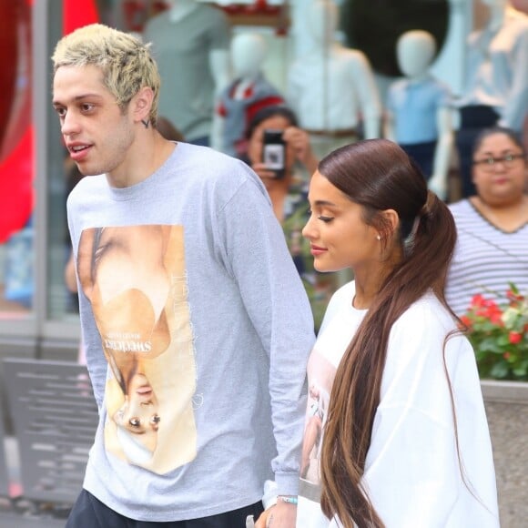 Exclusif - Ariana Grande et son fiancé Pete Davidson ont été aperçus dans les rues de New York, le 21 aout 2018.