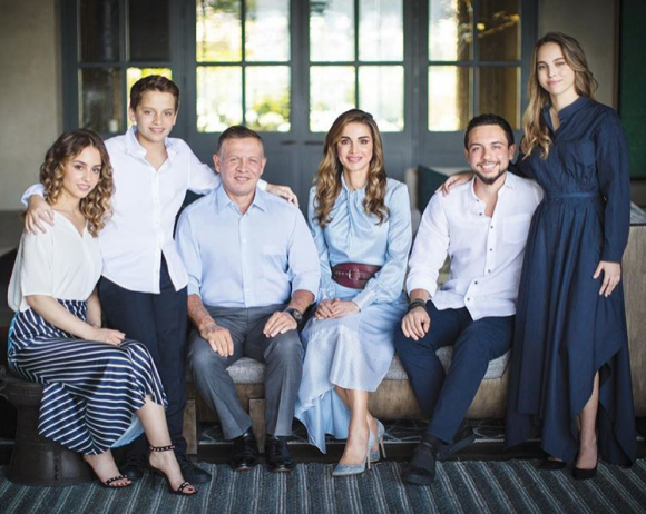 Le roi Abdullah II et la reine Rania de Jordanie entourés de leurs enfants, la princesse Iman, le prince Hashem, le prince héritier Hussein et la princesse Salma, réunis chez eux à Amman en fin d'année 2018 pour la photo de leurs cartes de voeux pour la nouvelle année 2019.