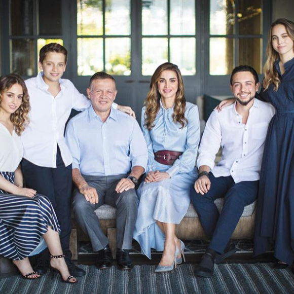 Le roi Abdullah II et la reine Rania de Jordanie entourés de leurs enfants, la princesse Iman, le prince Hashem, le prince héritier Hussein et la princesse Salma, réunis chez eux à Amman en fin d'année 2018 pour la photo de leurs cartes de voeux pour la nouvelle année 2019.