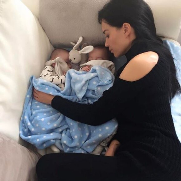 Sidonie Biémont avec ses jumeaux Zayn et Madi. Instagram le 12 février 2017.