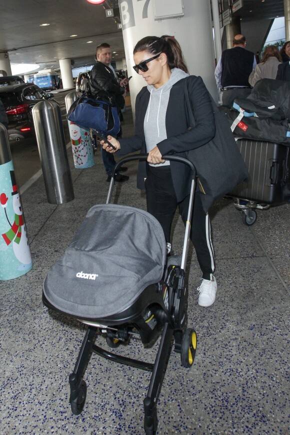 Eva Longoria arrive avec son fils Santiago Enrique Bastón à l'aéroport de LAX à Los Angeles, le 16 décembre 2018