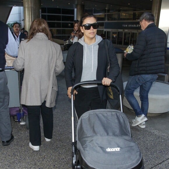 Eva Longoria arrive avec son fils Santiago Enrique Bastón à l'aéroport de LAX à Los Angeles, le 16 décembre 2018