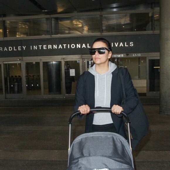 Eva Longoria arrive avec son fils Santiago Enrique Bastón à l'aéroport de LAX à Los Angeles, le 16 décembre 2018