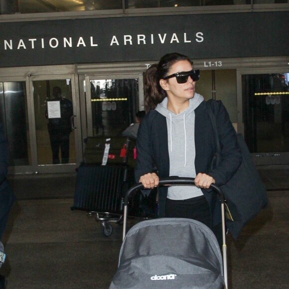 Eva Longoria arrive avec son fils Santiago Enrique Bastón à l'aéroport de LAX à Los Angeles, le 16 décembre 2018