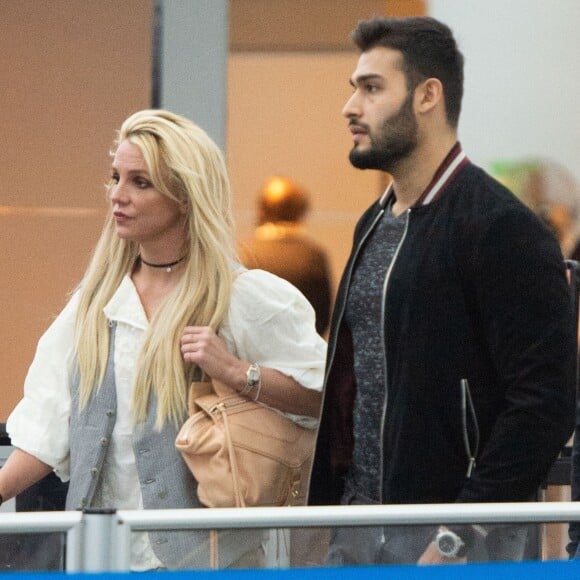 Britney Spears et son compagnon Sam Asghari arrivent à l'aéroport de New York (JFK) le 13 mai 2018.