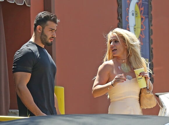Britney Spears et son compagnon Sam Asghari sortent de leur dîner romantique au restaurant mexicain Sol Y Luna dans le quartier Tarzana à Los Angeles, Californie, Etats-Unis, le 7 mai 2018.