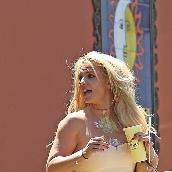 Britney Spears et son compagnon Sam Asghari sortent de leur dîner romantique au restaurant mexicain Sol Y Luna dans le quartier Tarzana à Los Angeles, Californie, Etats-Unis, le 7 mai 2018.