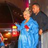 Christina Aguilera porte un perfecto en cuir bleu XXL à son arrivée au Radio City Music Hall à New York, le 4 octobre 2018