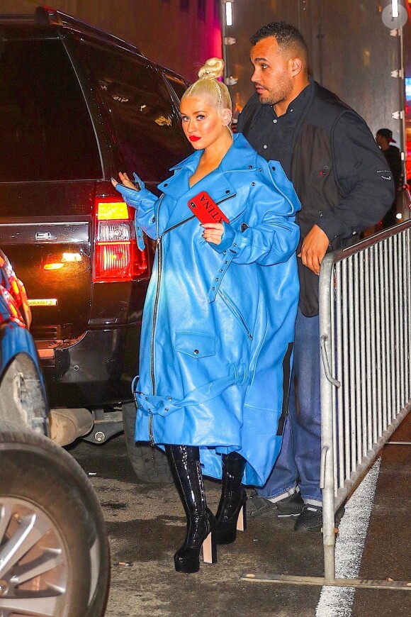 Christina Aguilera porte un perfecto en cuir bleu XXL à son arrivée au Radio City Music Hall à New York, le 4 octobre 2018