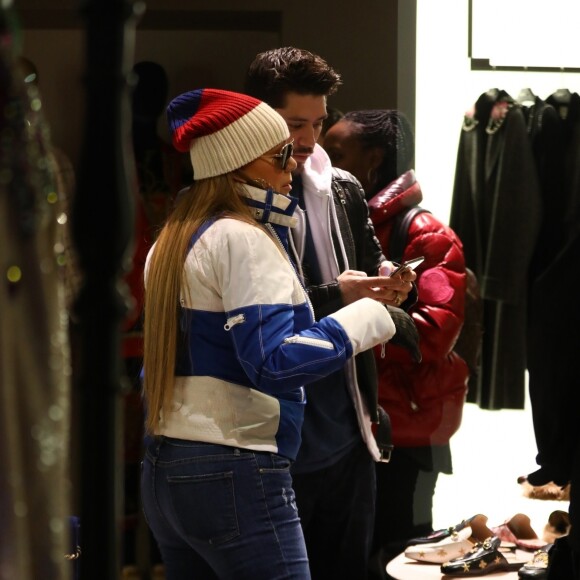 Mariah Carey et Bryan Tanaka font du shopping à Aspen. Le 22 décembre 2018.