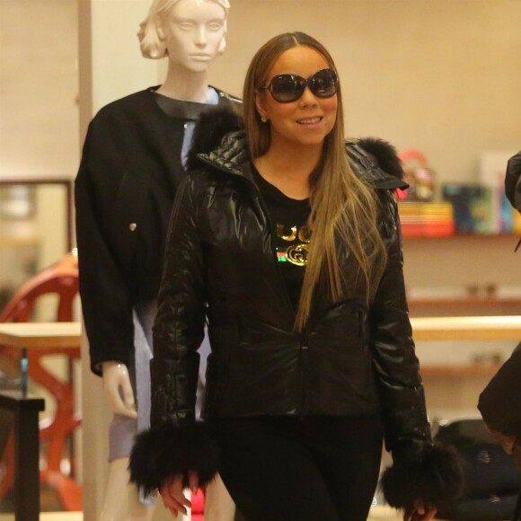 Mariah Carey et Bryan Tanaka font du shopping à Aspen. Le 23 décembre 2018.
