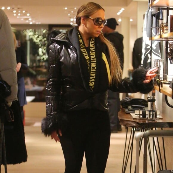 Mariah Carey et Bryan Tanaka font du shopping à Aspen. Le 23 décembre 2018.