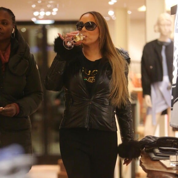 Mariah Carey et Bryan Tanaka font du shopping à Aspen. Le 23 décembre 2018.