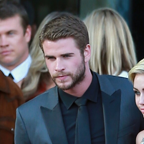Miley Cyrus et son fiance Liam Hemsworth, ensemble pour la première fois sur un tapis rouge depuis un an, a la première du film "Paranoia" a Los Angeles, le 8 aout 2013.