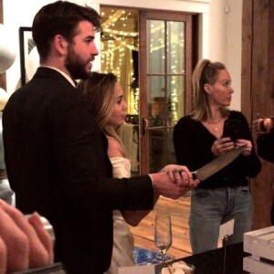 Liam Hemsworth et Miley Cyrus lors de leur mariage célébre le 23 décembre 2018 dans leur maison de Franklin dans le Tennessee.