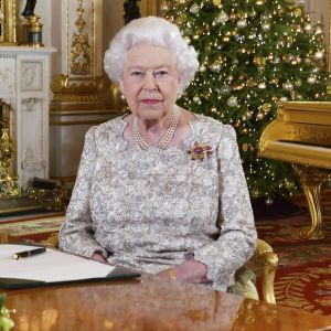 La reine Elizabeth II lors de l'enregistrement de son message de Noël dans le Salon Blanc au palais de Buckingham à Londres en décembre 2018.