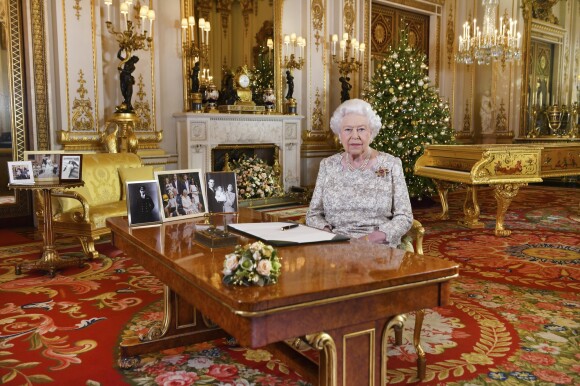 La reine Elizabeth II lors de l'enregistrement de son message de Noël dans le Salon Blanc au palais de Buckingham à Londres en décembre 2018.