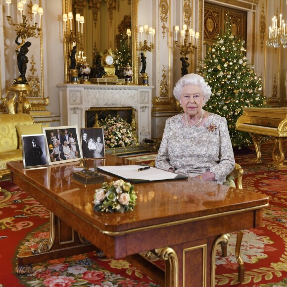 La reine Elizabeth II lors de l'enregistrement de son message de Noël dans le Salon Blanc au palais de Buckingham à Londres en décembre 2018.