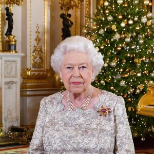 Photo officielle de la reine Elizabeth II lors de l'enregistrement de son message de Noël dans le Salon Blanc au palais de Buckingham à Londres en décembre 2018.