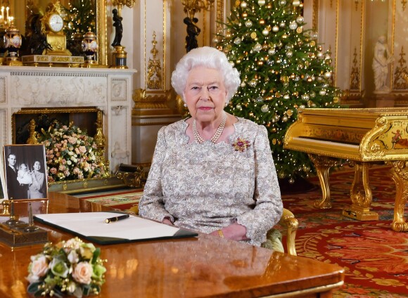 Photo officielle de la reine Elizabeth II lors de l'enregistrement de son message de Noël dans le Salon Blanc au palais de Buckingham à Londres en décembre 2018.