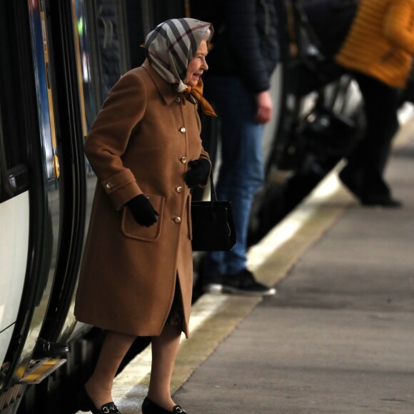 La reine Elizabeth II arrive par le train à la gare de King's Lynn le 20 décembre 2018 pour passer les fêtes de fin d'année à Sandringham.