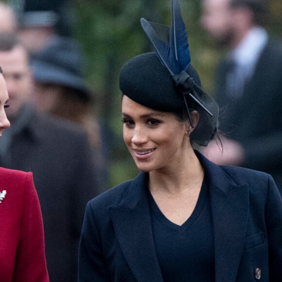 Kate Middleton, duchesse de Cambridge, et Meghan Markle, duchesse de Sussex, enceinte, à la messe de Noël à l'église Sainte-Marie-Madeleine à Sandringham, le 25 décembre 2018.