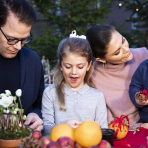 La princesse héritière Victoria de Suède, le prince Daniel et leurs enfants la princesse Estelle et le prince Oscar, photo officielle pour les fêtes de fin d'année 2018. ©Tiina Björkbacka / Cour royale de Suède