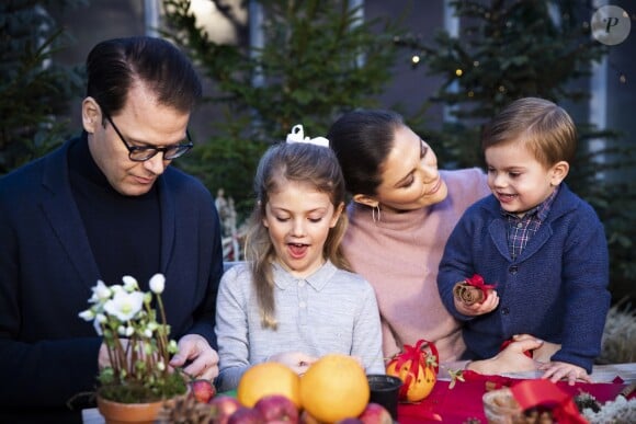 La princesse héritière Victoria de Suède, le prince Daniel et leurs enfants la princesse Estelle et le prince Oscar, photo officielle pour les fêtes de fin d'année 2018. ©Tiina Björkbacka / Cour royale de Suède