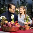 Le prince Daniel de Suède et sa fille la princesse Estelle en pleine déco de Noël, photo officielle pour les fêtes de fin d'année 2018. ©Tiina Björkbacka / Cour royale de Suède