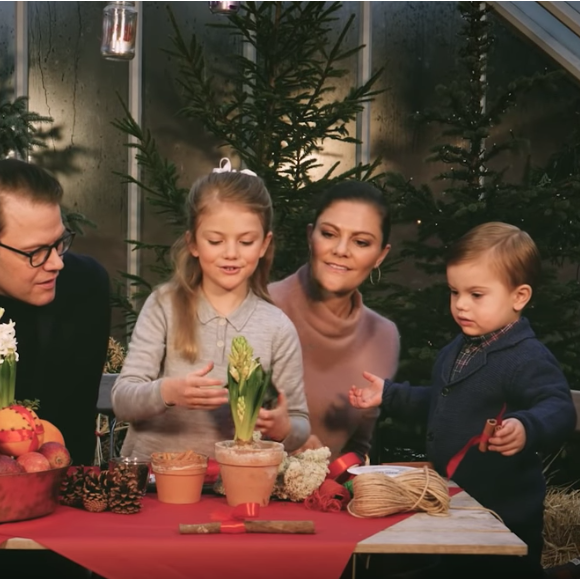 Image extraite de la vidéo de la princesse héritière Victoria et du prince Daniel de Suède avec leurs enfants la princesse Leonore et le prince Oscar pour les fêtes de fin d'année 2018.