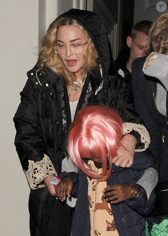 Exclusif - Madonna est allée diner au Soho House avec ses enfants, le 30 octobre 2018 à Londres. 