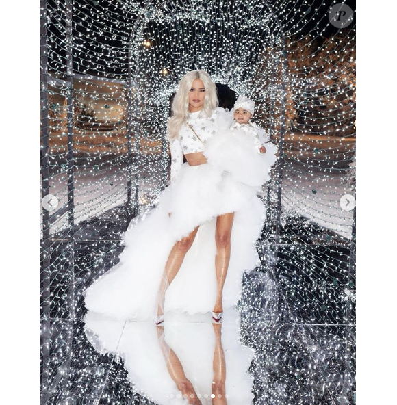 Khloé Kardashian et sa fille True à la fête de Noël familiale le 24 décembre 2018.