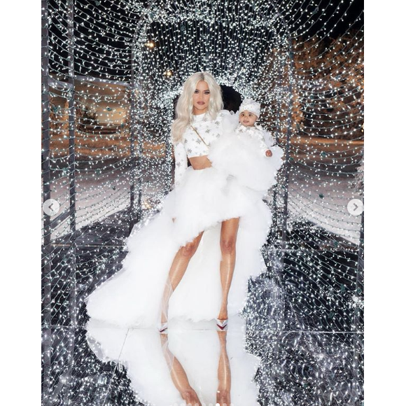 Khloé Kardashian et sa fille True à la fête de Noël familiale le 24 décembre 2018.