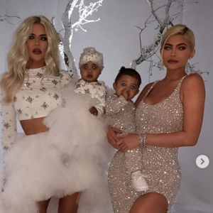 Khloé Kardashian et sa fille True, Kylie Jenner et sa fille Stormi, à la fête de Noël familiale le 24 décembre 2018.