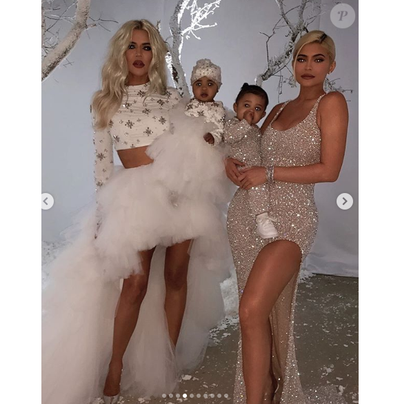 Khloé Kardashian et sa fille True, Kylie Jenner et sa fille Stormi, à la fête de Noël familiale le 24 décembre 2018.
